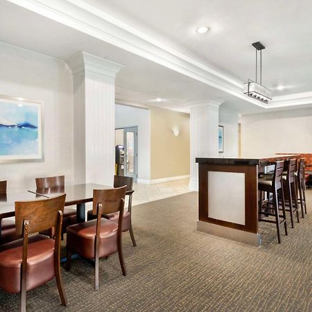 Best Western Plus Appleton Airport Mall Hotel Bagian luar foto