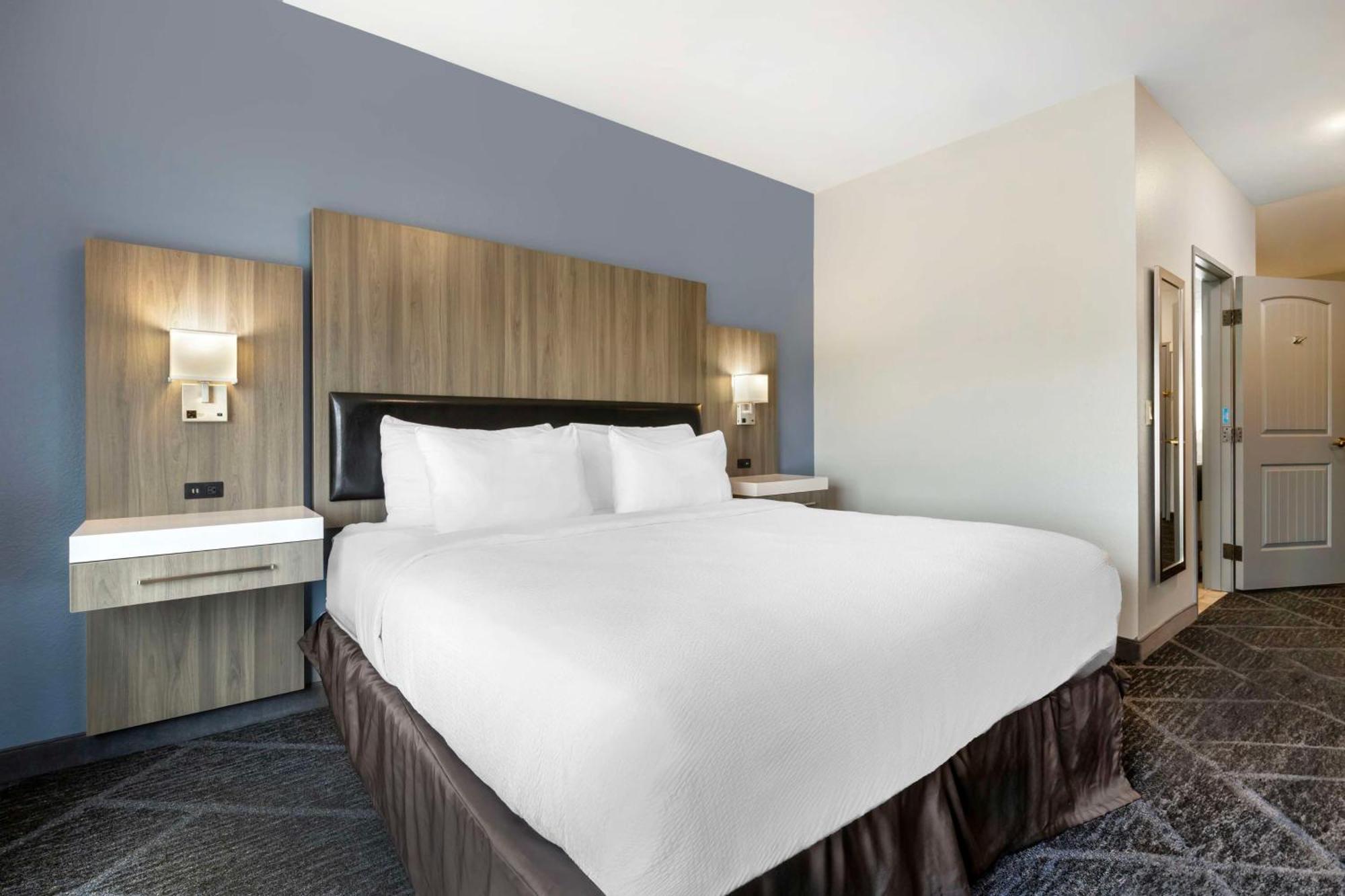 Best Western Plus Appleton Airport Mall Hotel Bagian luar foto