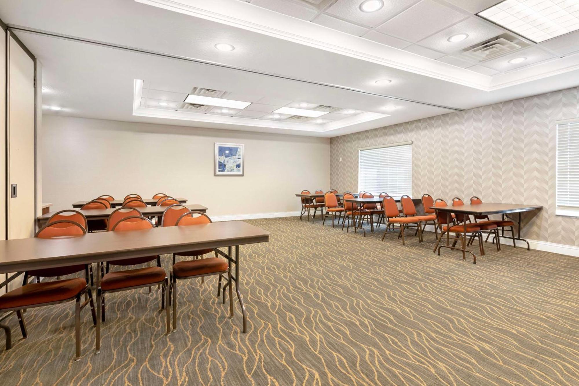 Best Western Plus Appleton Airport Mall Hotel Bagian luar foto