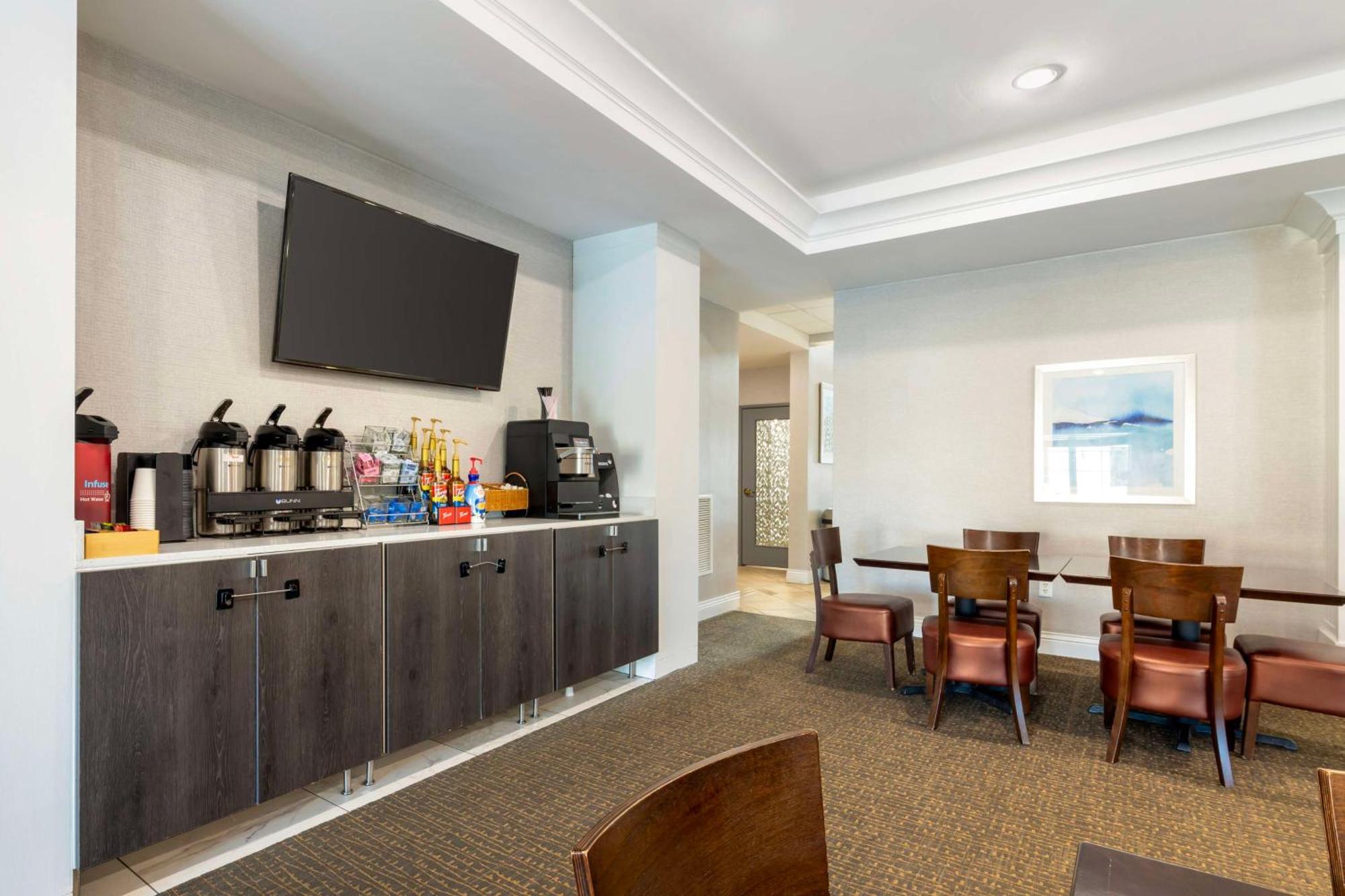 Best Western Plus Appleton Airport Mall Hotel Bagian luar foto