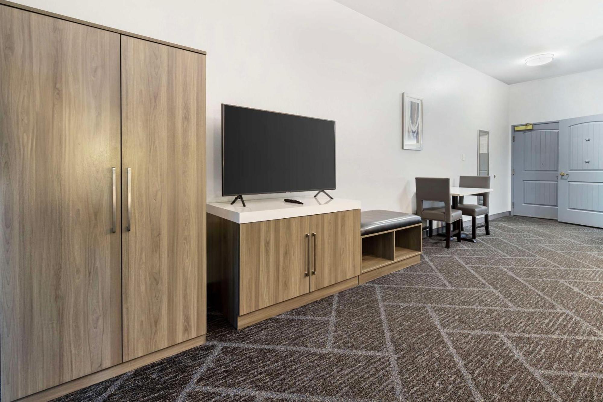Best Western Plus Appleton Airport Mall Hotel Bagian luar foto