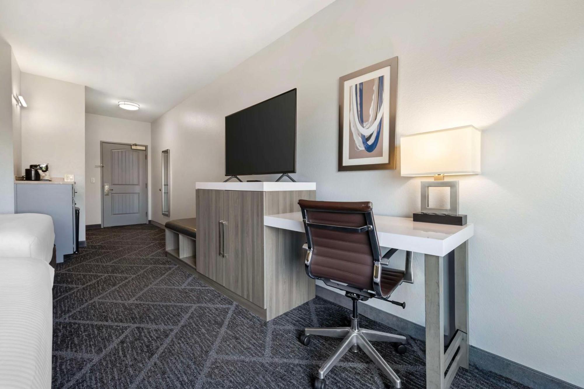 Best Western Plus Appleton Airport Mall Hotel Bagian luar foto
