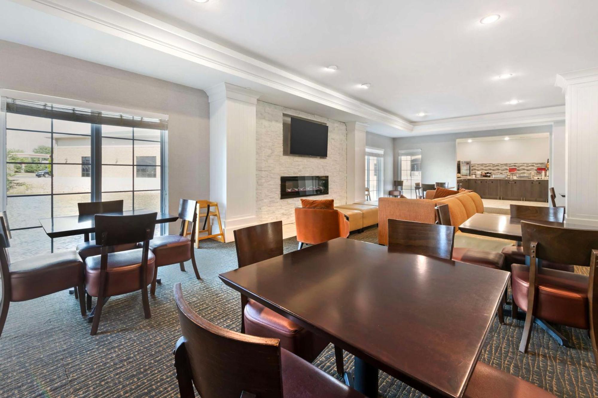 Best Western Plus Appleton Airport Mall Hotel Bagian luar foto
