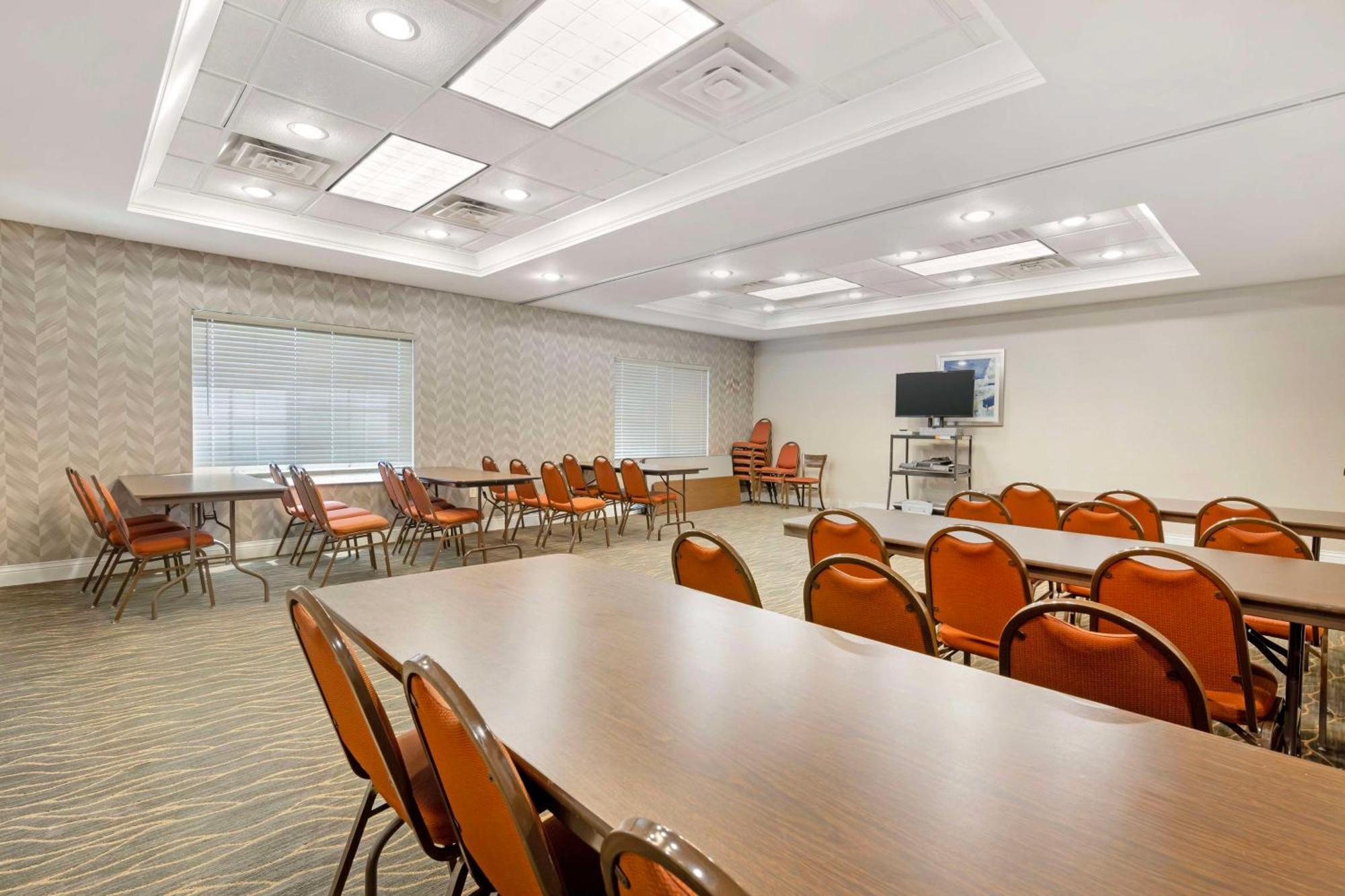 Best Western Plus Appleton Airport Mall Hotel Bagian luar foto
