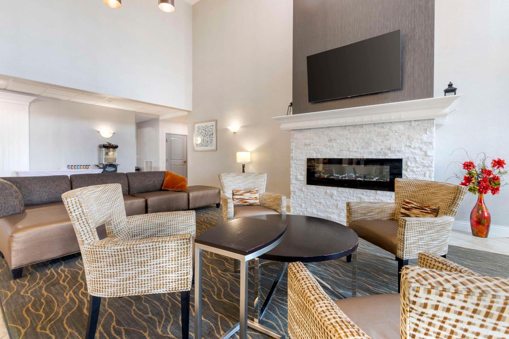 Best Western Plus Appleton Airport Mall Hotel Bagian luar foto